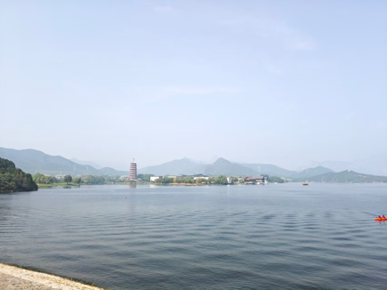 雁栖湖骑行途中看到的湖面与远山